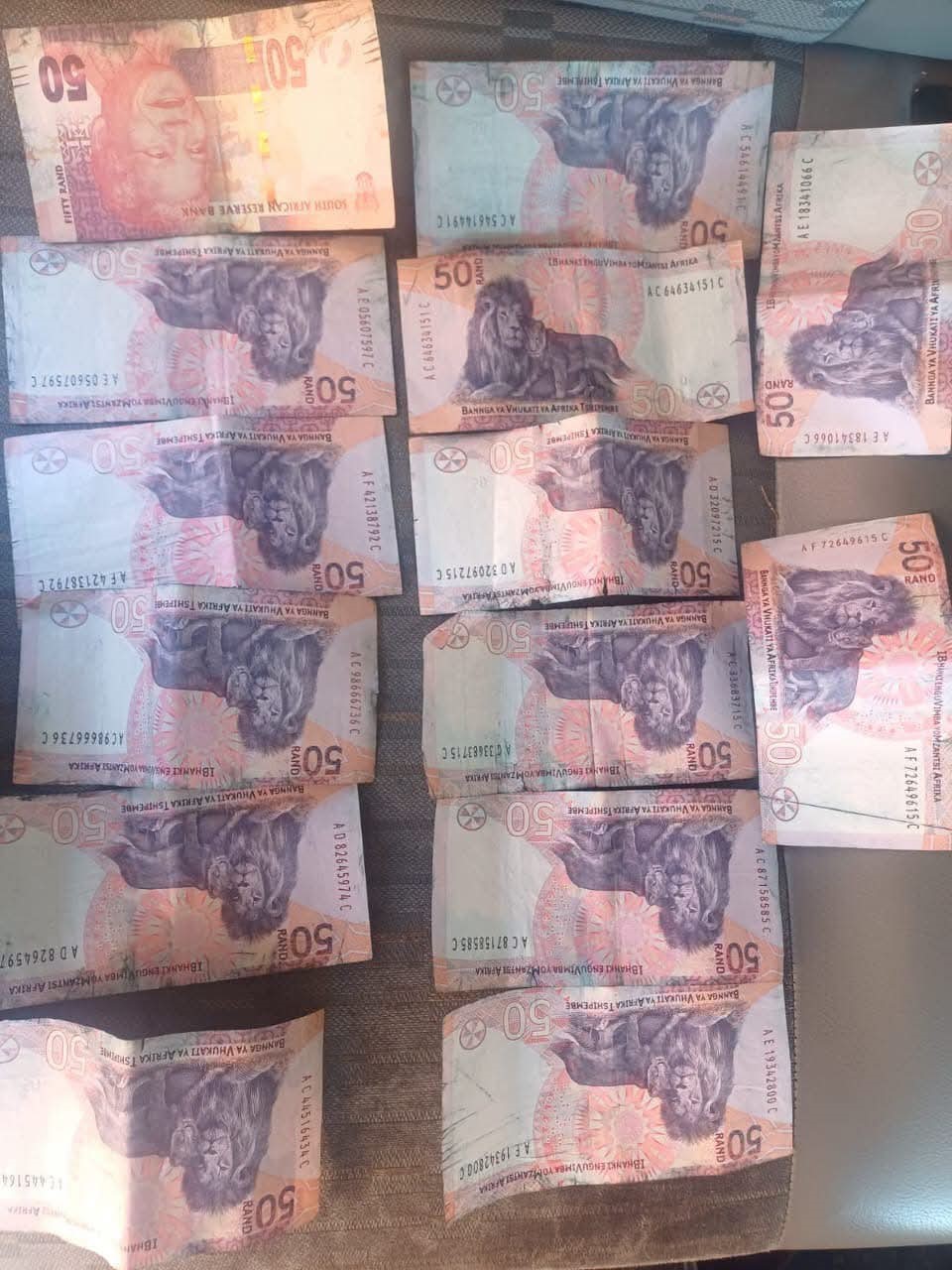 ’n 52-jarige Lesotho-burger is in hegtenis geneem en aangekla van die besit van vermoedelik gevlekte banknote.