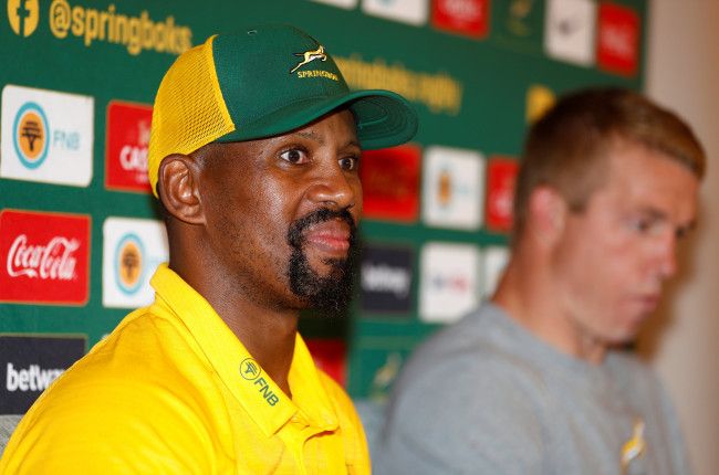 Bok-hulpafrigter Mzwandile Stick en Pieter-Steph du Toit staan Vrydag die media te woord. 