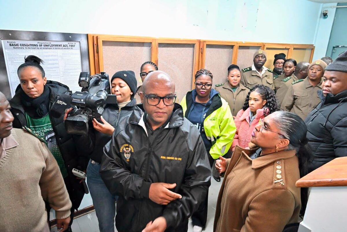 Makgothi Thobakgale, nasionale kommissaris van korrektiewe diens­te, spreek die amptenare toe by die Mangaung Korrektiewe Sentrum wat nou bekendstaan as die Grootvlei Maksimum Korrektiewe Sentrum.