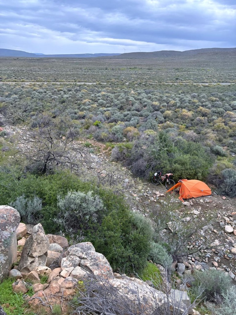 Hennie van Eck se tent verdwyn amper in die Noord-Kaapse landskap.