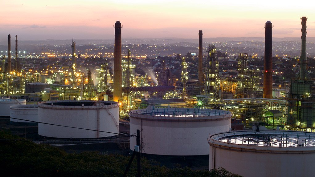 Amptelike syfers van die Sentrale Energiefonds toon dat SA oor sowat 8 miljoen vate strategiese ruolie beskik, genoeg vir sowat twee weke se nasionale verbruik.