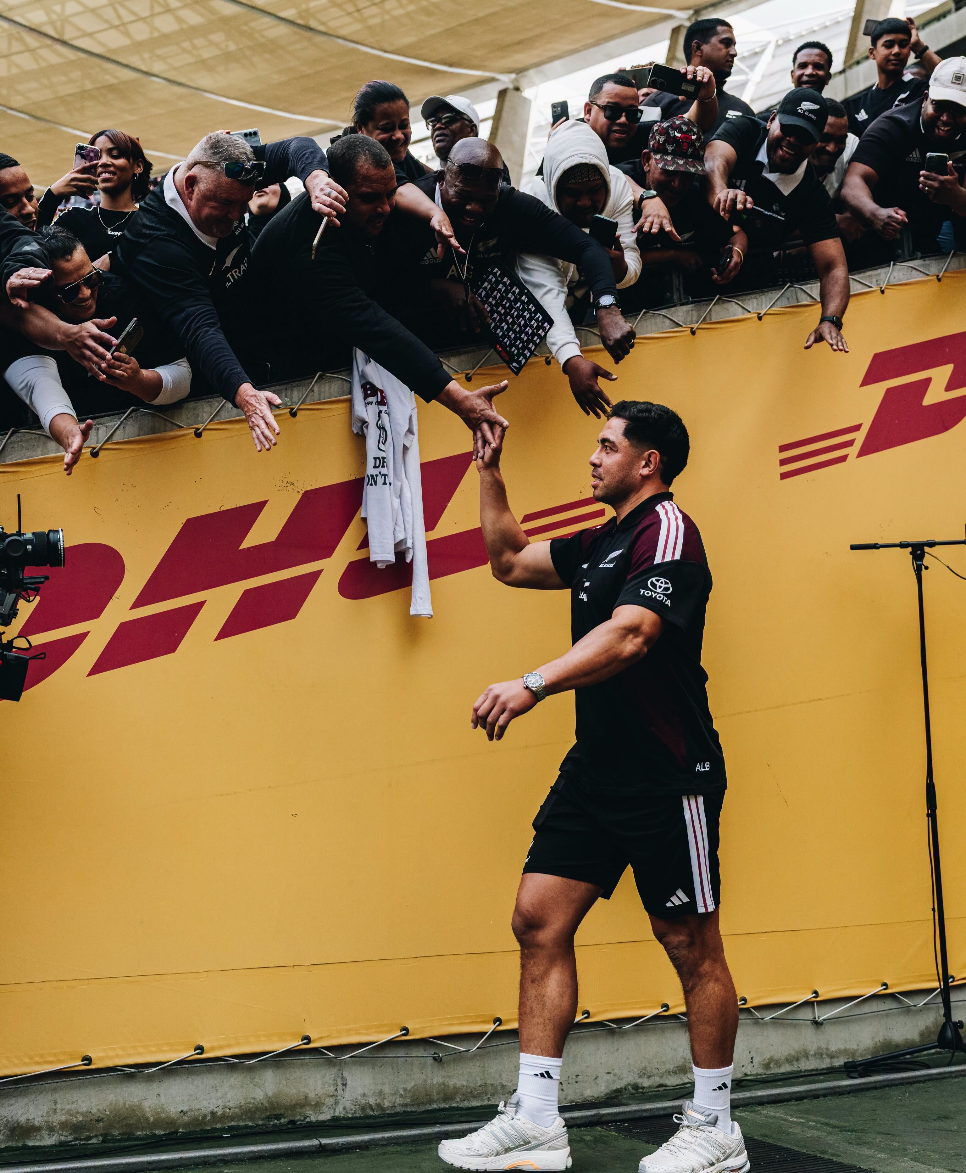 All Black Anton Lienert-Brown groet die skare in Kaapstad.