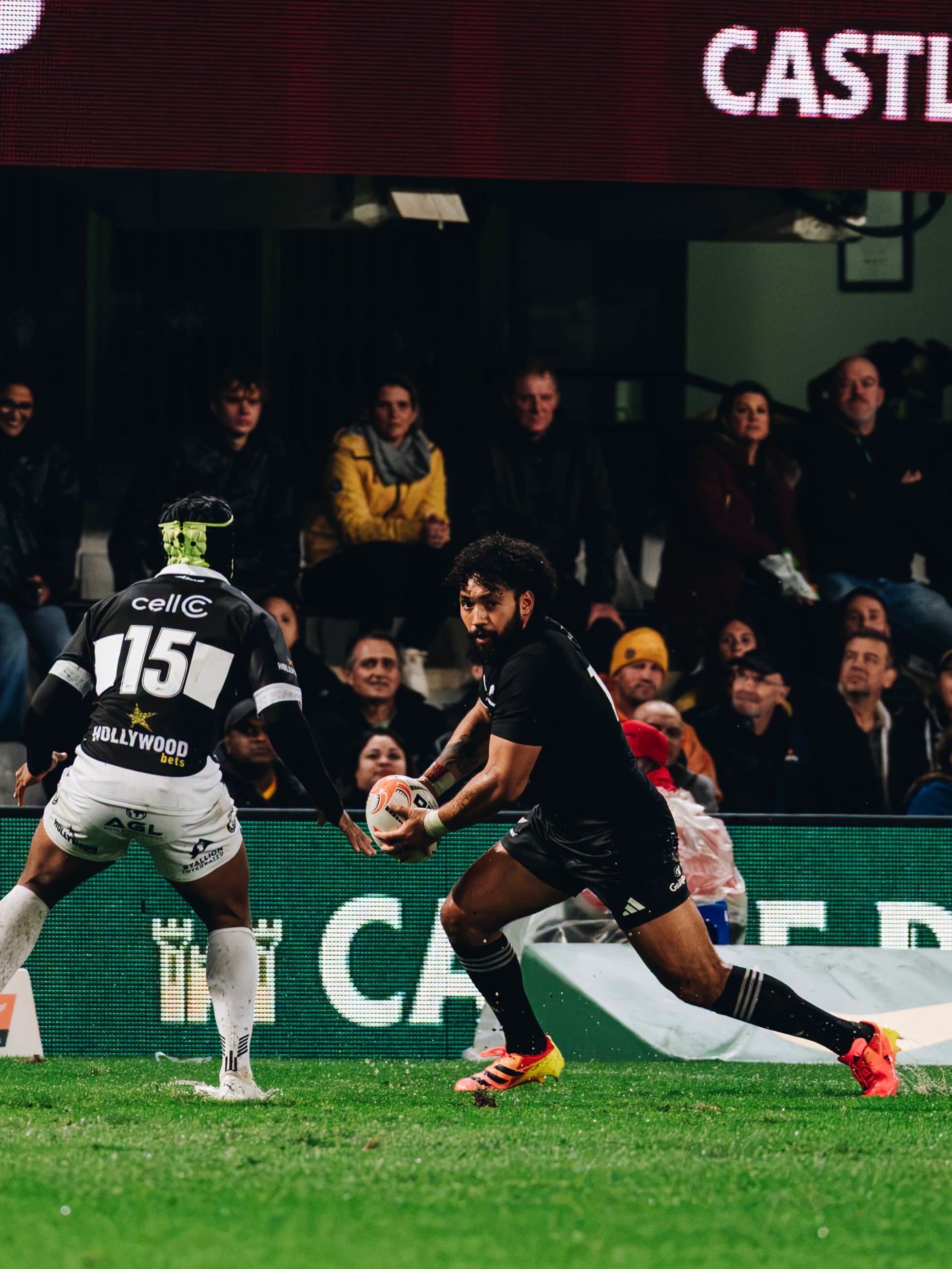 All Blacks-vleuel Fehi Fineanganofo.