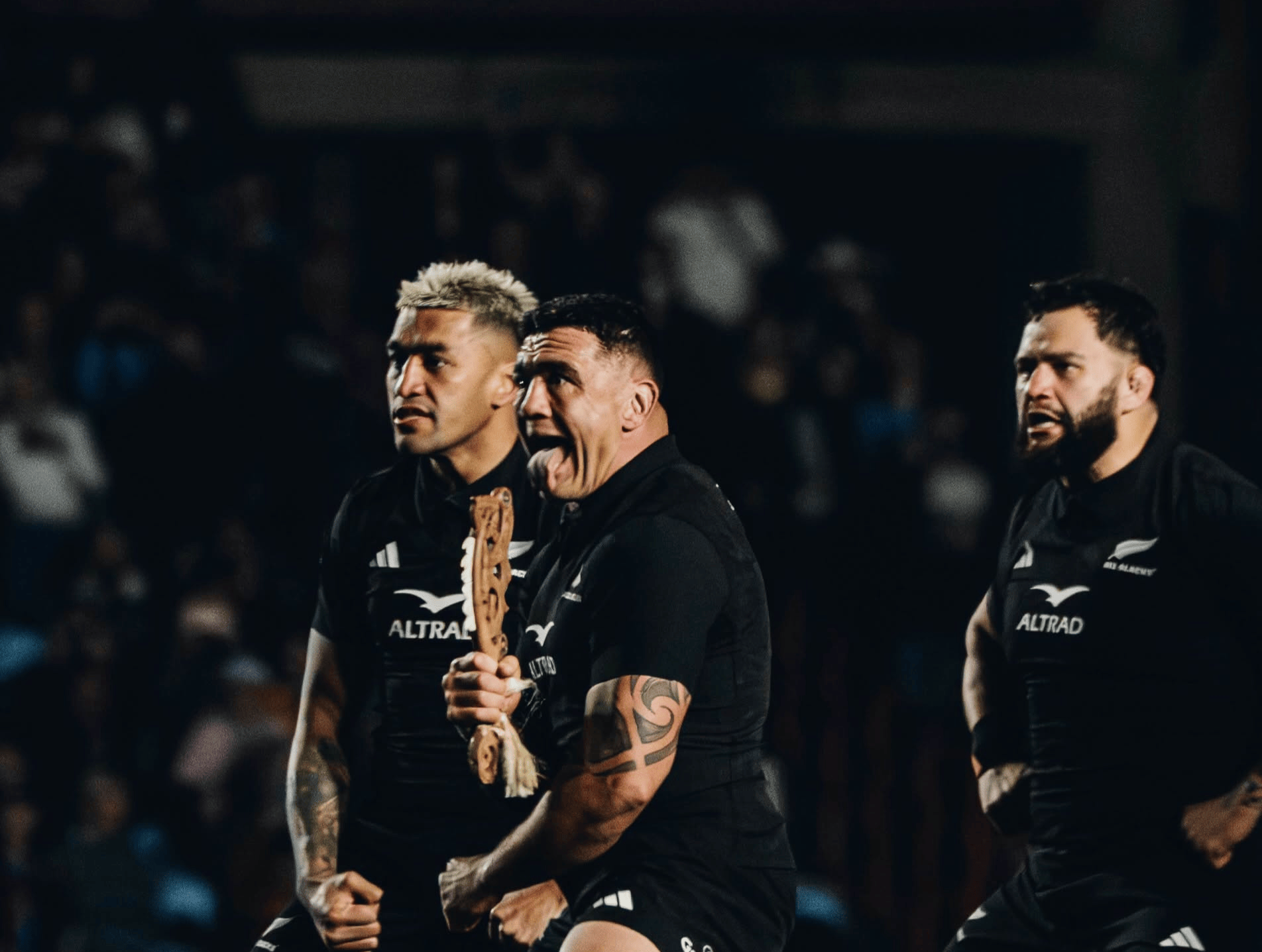 Die All Blacks voer die haka op.