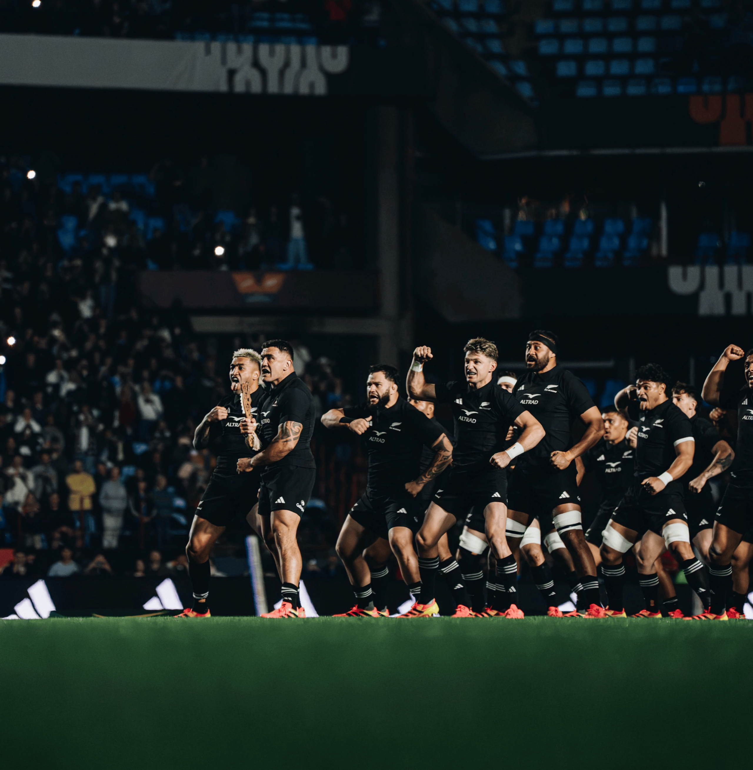 Die All Blacks voer die haka op.