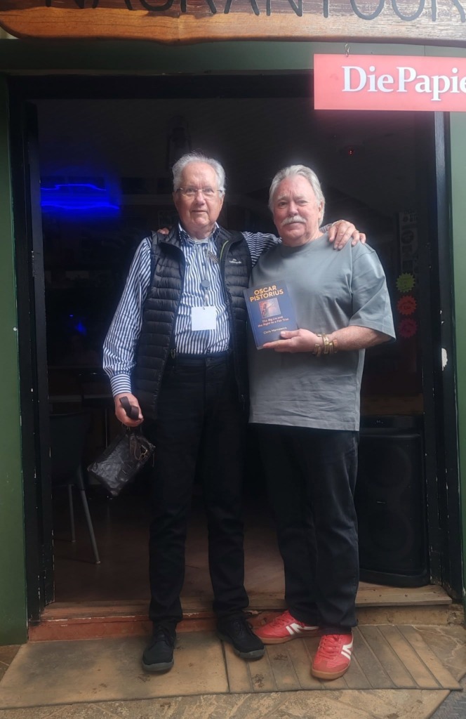 De Wet Potgieter en Chris Marnewick met sy omstrede boek, ‘Oscar Pistorius - The Big Lie and the Right to a Fair Trial’. Chris het spesiaal uit Nieu-Seeland gevlieg om die verrigtinge by te woon. Foto: Facebook/Isobel Potgieter
