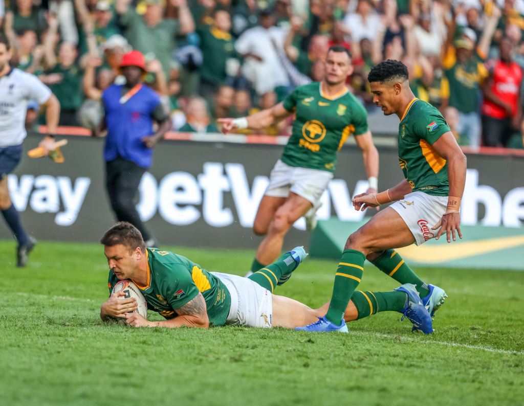 Bok-senter André Esterhuizen duik oor vir die Bokke se enigste drie in die eerste Bok-toets van die Greatest Rivalry.