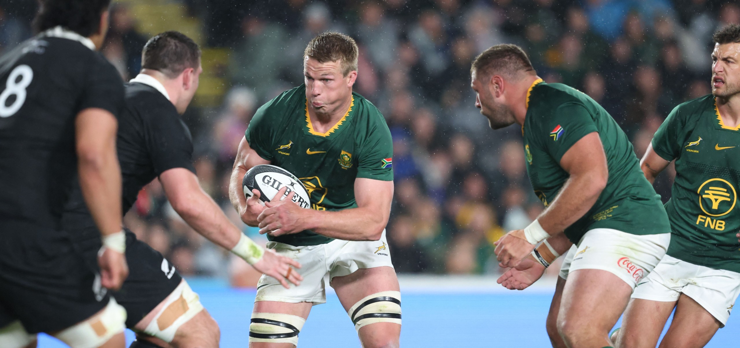 Bok-flank Pieter-Steph du Toit hardloop bal in hand tydens ’n vorige wedstryd teen die All Blacks.