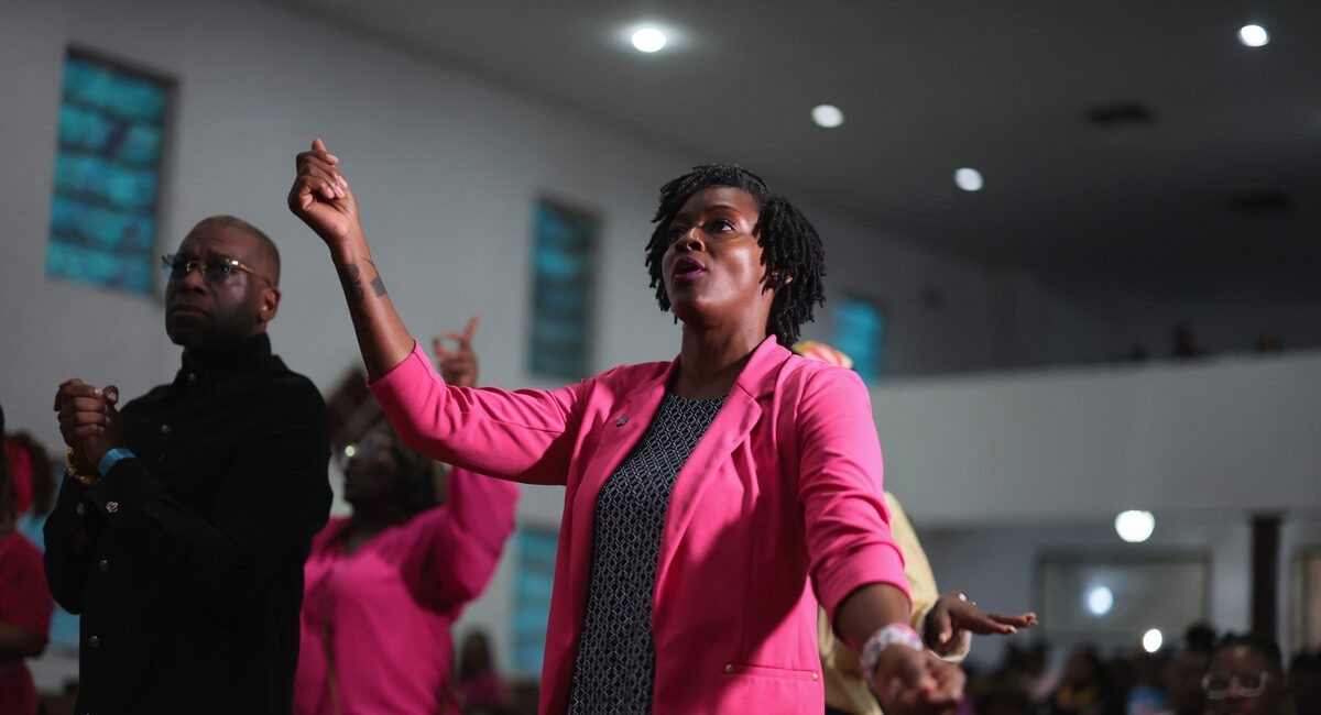Angie Nixon by ’n kerkdiens in die Ebenezer Missionary Baptiste-kerk in Hallandale Beach, Florida.