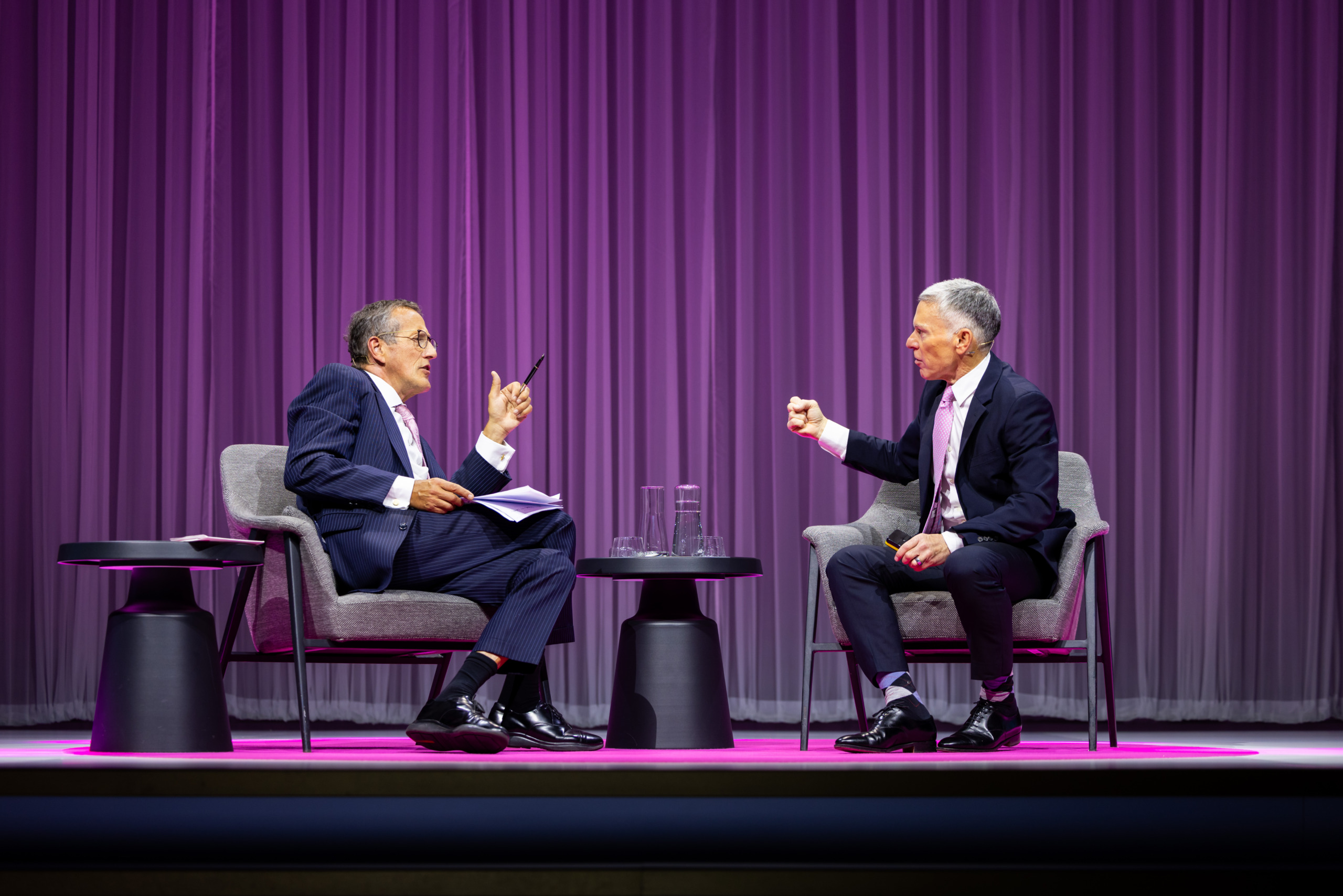 Adrian Gore, Discovery-hoof, in gesprek met die hoofredakteur van CNN Business, Richard Quest, tydens Gore se boekbekendstelling.