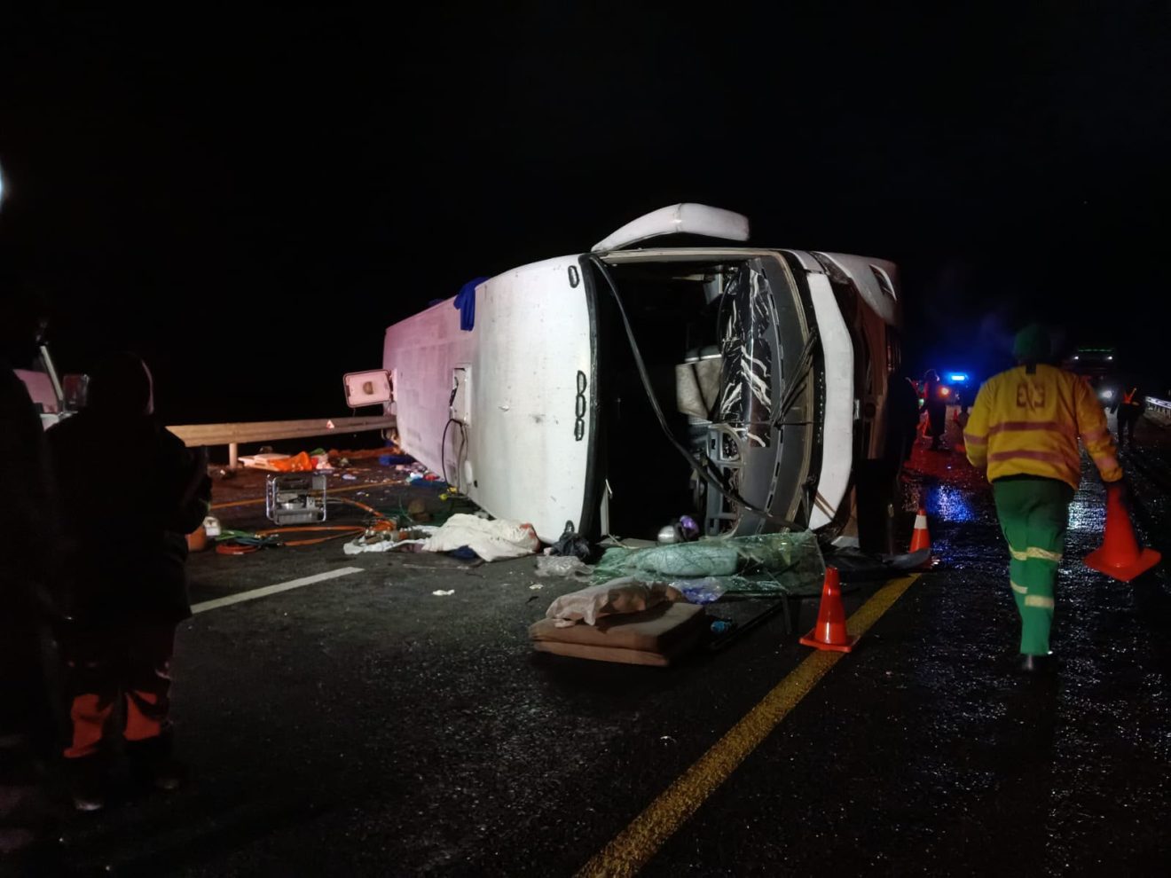 10 Zimbabwiërs is oorlede toe ’n bus op die N1 in die Vrystaat verongeluk het.