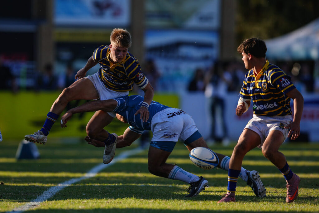 Waterkloof-kaptein, Meyer Pretorius (links), word by die kantlyn uitgeduik in sy span se oorwinning van 27-26 oor Garsfontein.