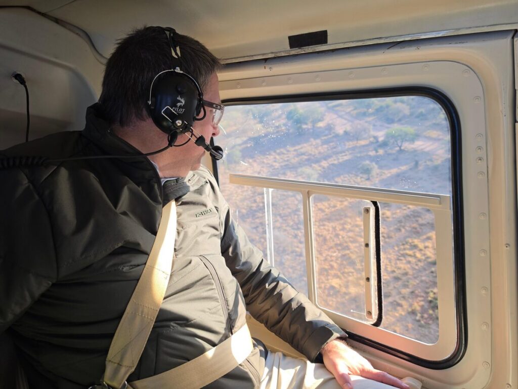 David Maynier, die minister van bosbou, visserye en die omgewing, bekyk die Kruger­wildtuin uit die lug.