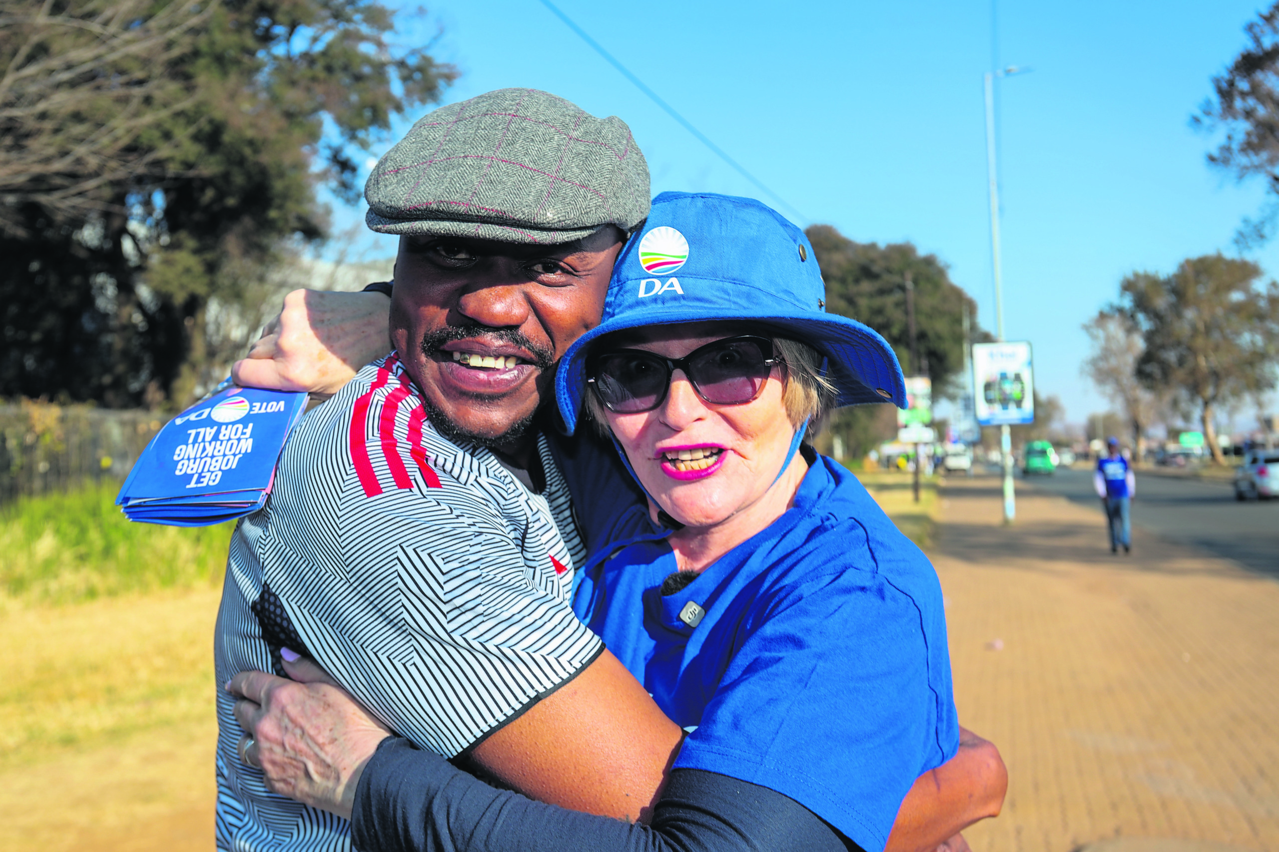 Helen Zille en Itumeleng Moloi, ’n lid van die publiek, ten tyde van die DA se registrasieveldtog in Soweto vroeër vandeesmaand.