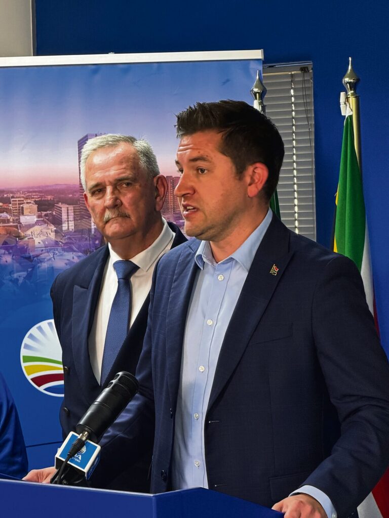 Cilliers Brink van die DA by die aankondiging dat Grandi Theunissen by die DA aansluit.