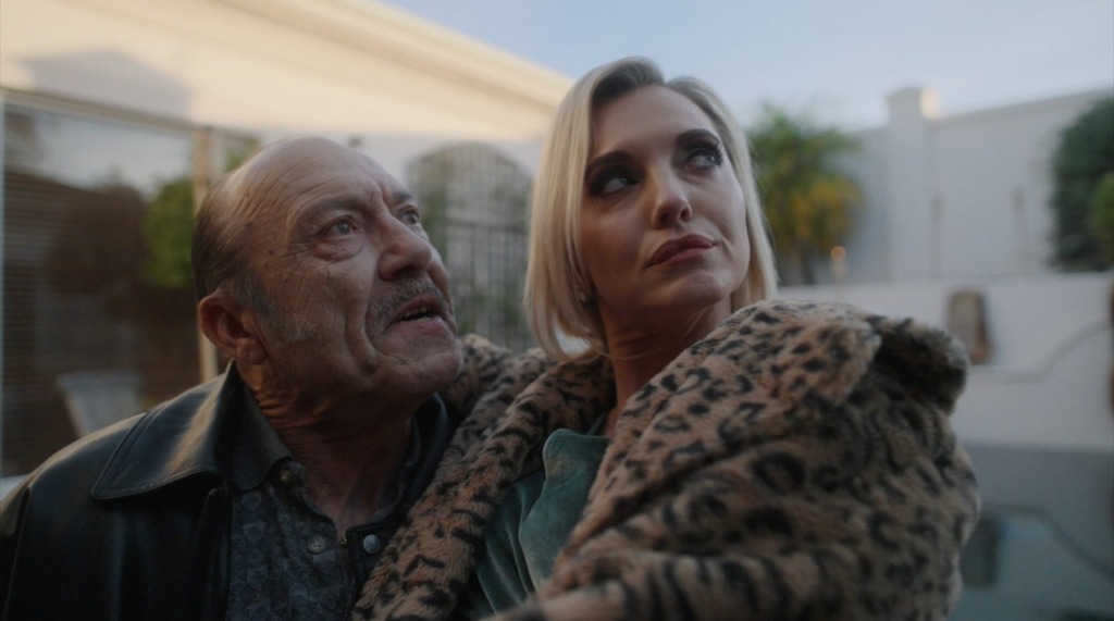 Tjoppie (Frank Opperman) en sy glansryke sesde vrou, Veronika, vertolk deur Leandie du Randt. Foto: Verskaf