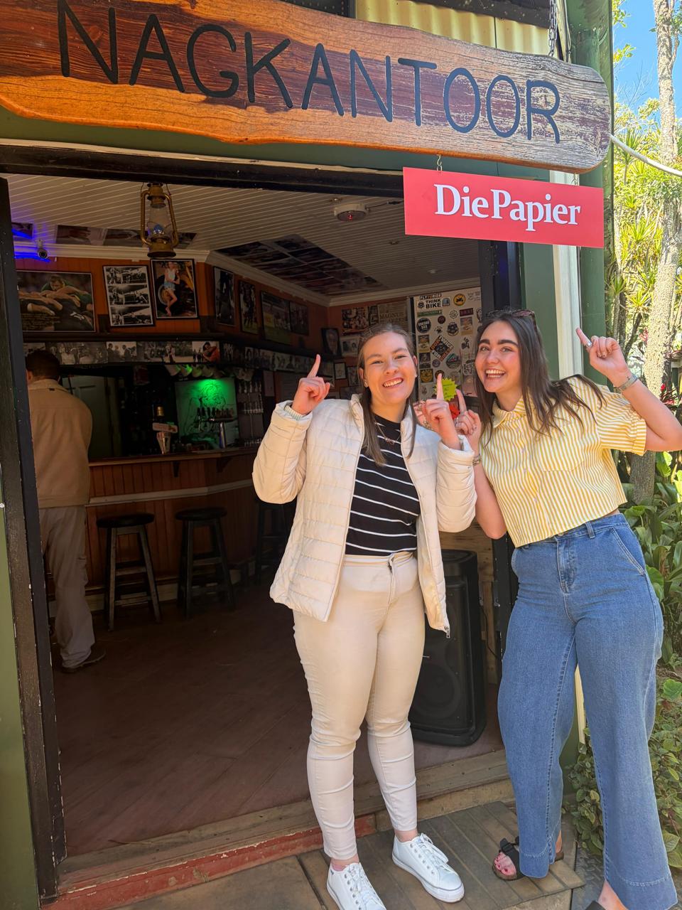 Kaylie Joubert (links) en Shanell Binedell, joernaliste van 'Die Papier', buite Nagkantoor op Kaapse Hoop. Hulle is daar vir die Innibos Boekefees en vanaand se Natsteen-braai wat deur Nagkantoor en die koerant aangebied word. Foto: Verskaf