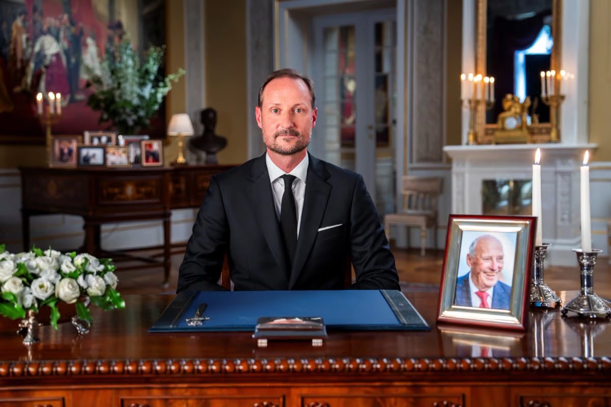 Hulde aan afgestorwe koning van Noorweë terwyl seun troon oorneem: ‘Nie kroon nodig gehad om koning te wees nie’