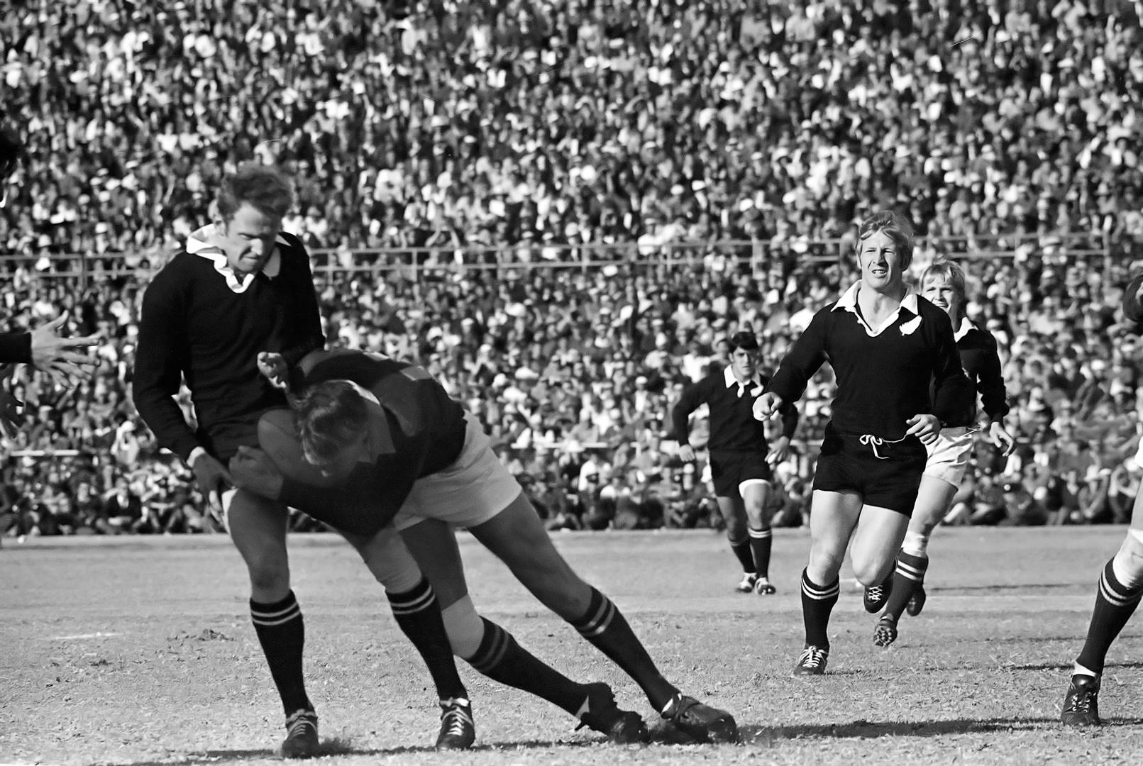 All Black Wayne Cottrell vind eerstehands uit hoe dit voel om deur Joggie Jansen deur te loop. Foto: Gallo