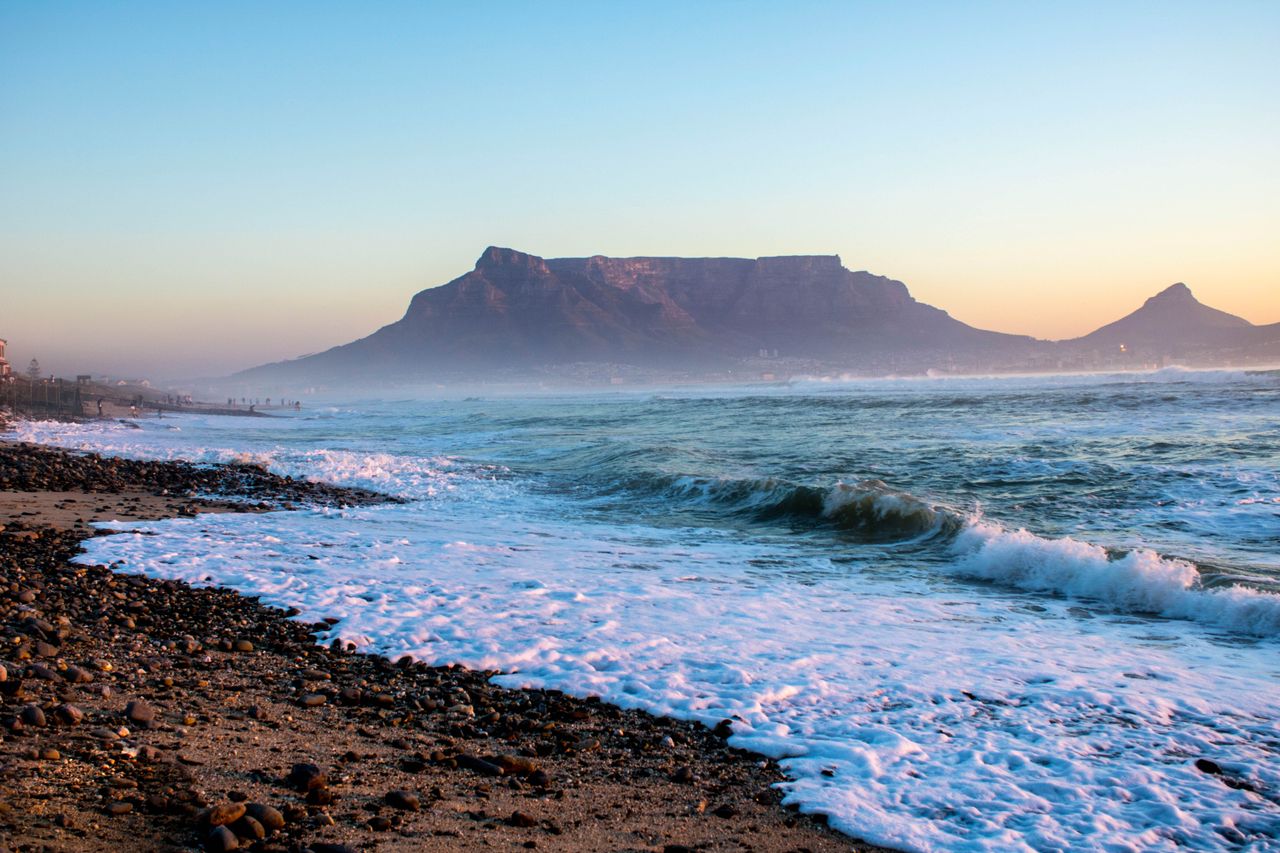 Asemrowende Tafelberg soos gesien vanaf Bloubergstrand. Foto: Kayin Jacobs/pexels.com