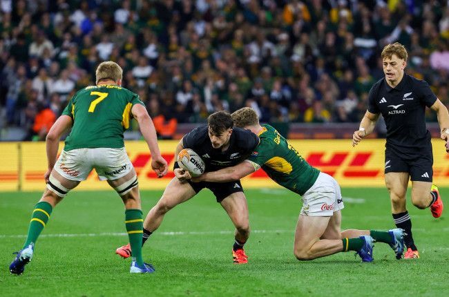Ethan Hooker lak Leroy Carter tydens Saterdag se wedstryd. 