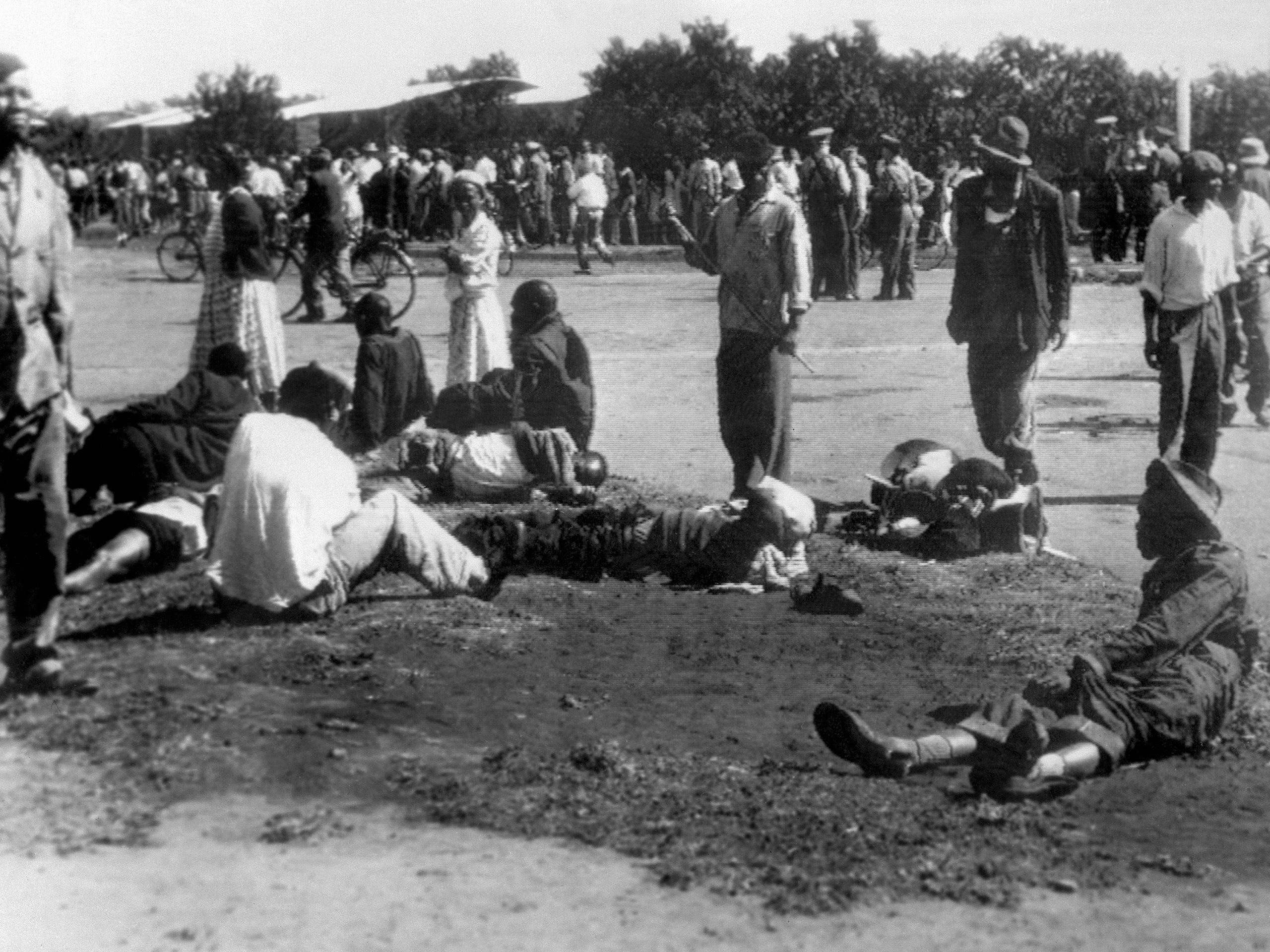 Gewonde mense lê in Maart 1960 in die straat in Sharpeville, waar veiligheidsmagte 67 betogers doodgeskiet het.