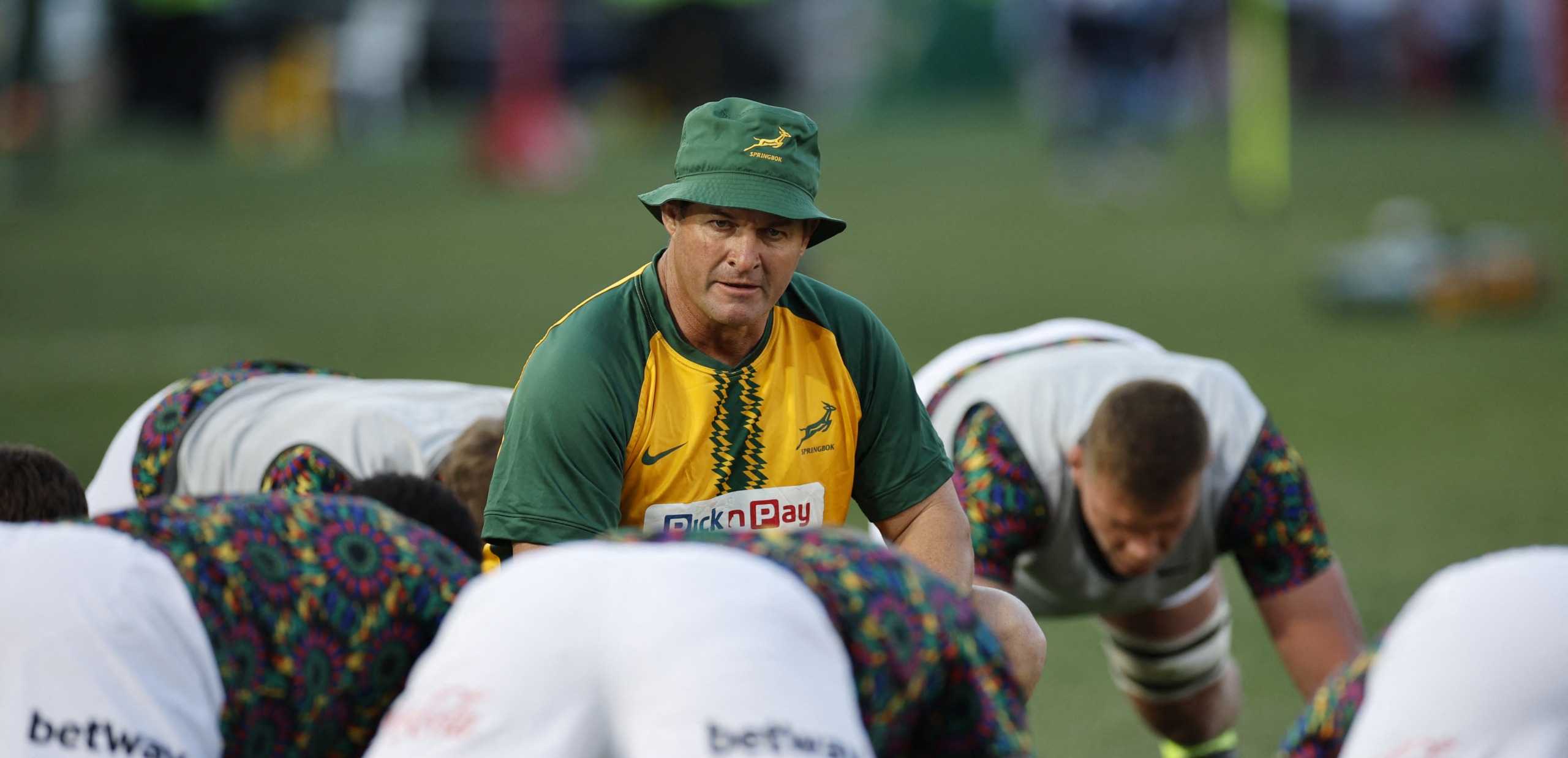 Bok-hulpafrigter Daan Human saam met ’n Springbok-oefengroep.