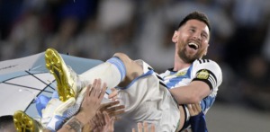 Lionel Messi tree amptelik uit internasionale sokker