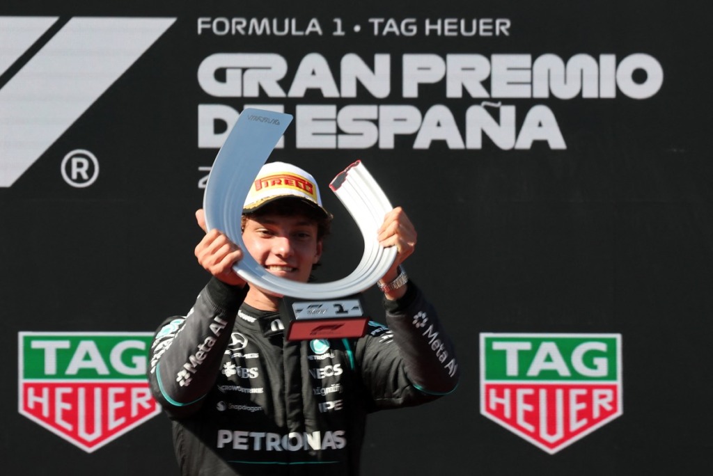 Mercedes se Italiaanse jaer Kimi Antonelli op die podium ná die Spaanse Formule Een-Grand Prix. Foto: Thomas Coex / AFP.