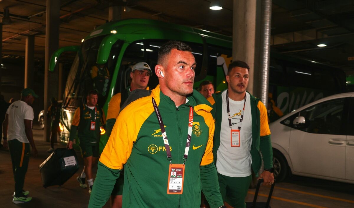 Jesse Kriel, gevolg deur Thomas du Toit en Jasper Wiese met die aankoms van die Springbokke in Soweto.