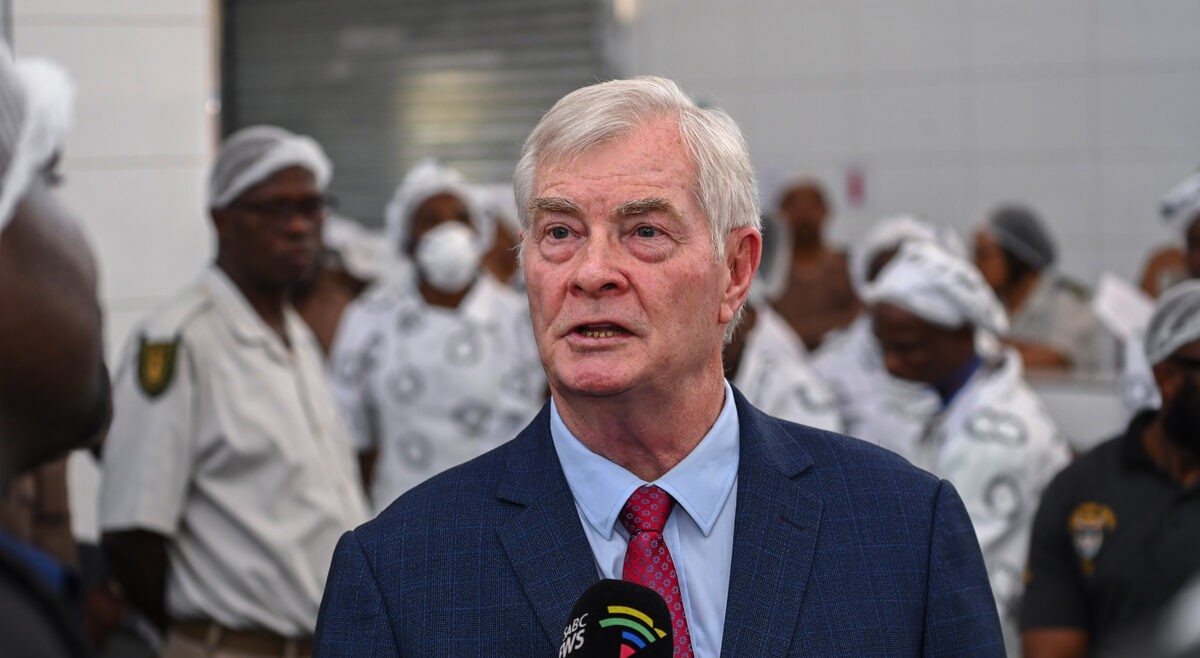 Dr. Pieter Groenewald, minister van korrektiewe dienste.