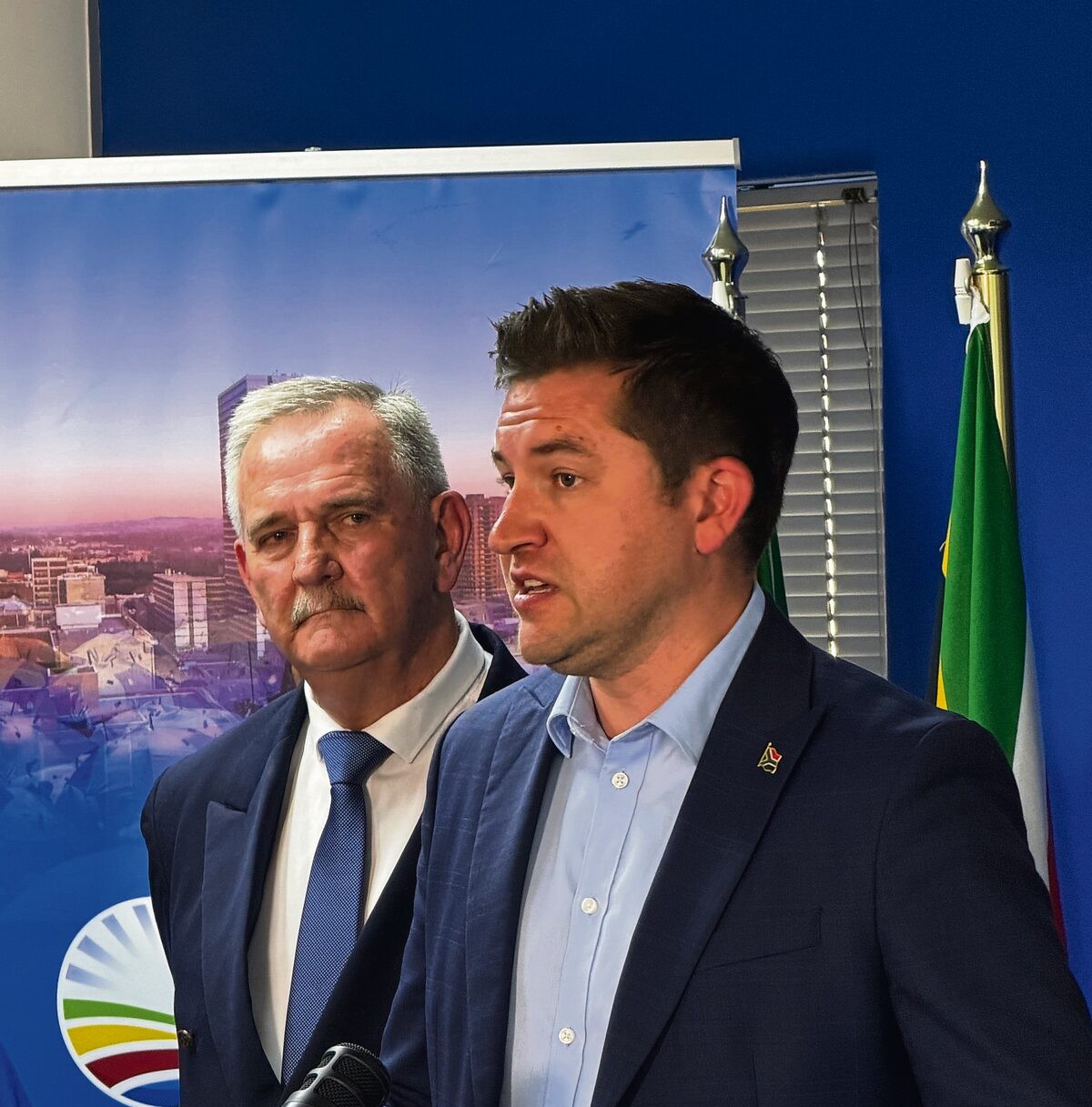 Cilliers Brink van die DA by die aankondiging dat Grandi Theunissen by die DA aansluit.
