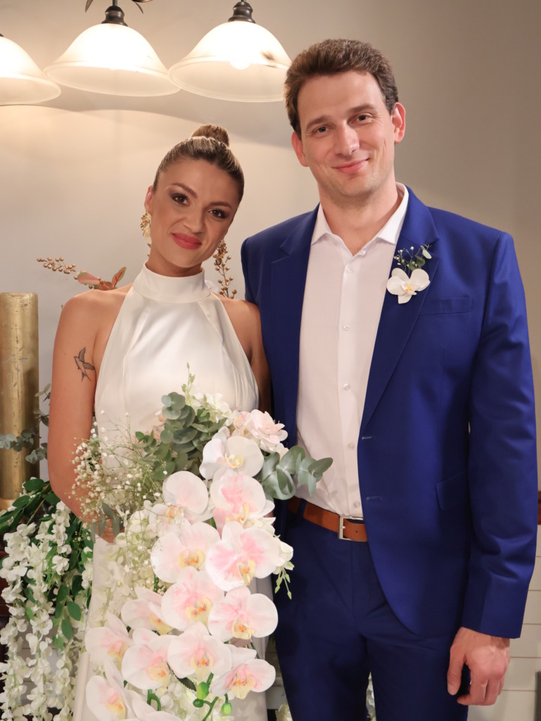 Frankie (Mienke Ehlers) en Justin (Eden Classens) voor die bom gebars het. Foto: Verskaf