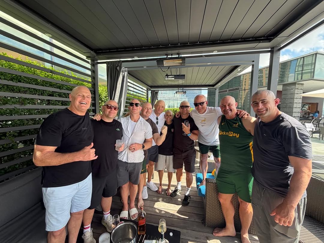 Die Bok-afrigterspan met hul kaal geskeerde koppe.