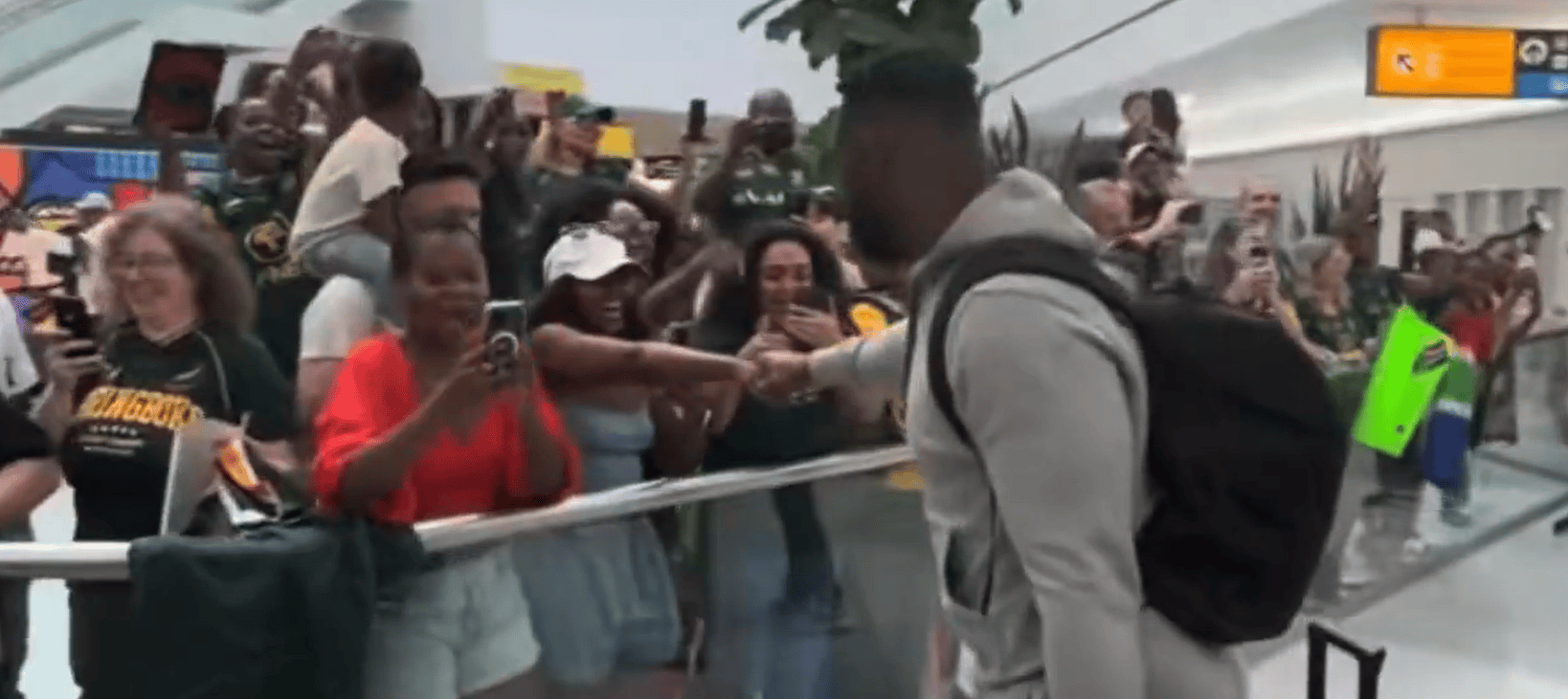 Bok-kaptein Siya Kolisi groet van die aanhangers in Amerika.