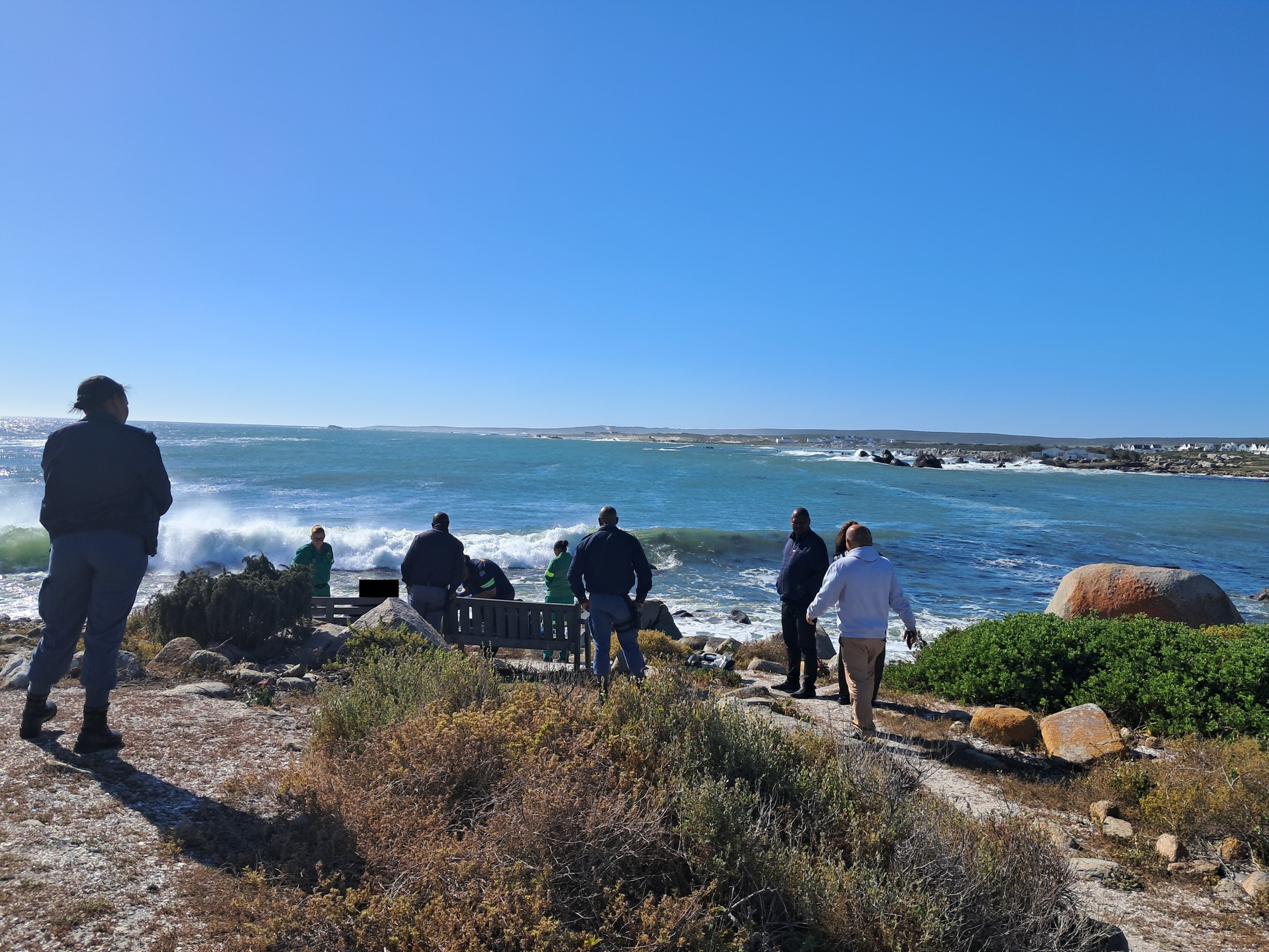 Polisie en nooddienste op die toneel by die uitkykpunt in Jacobsbaai waar die Umans-egpaar dood aangetref is.