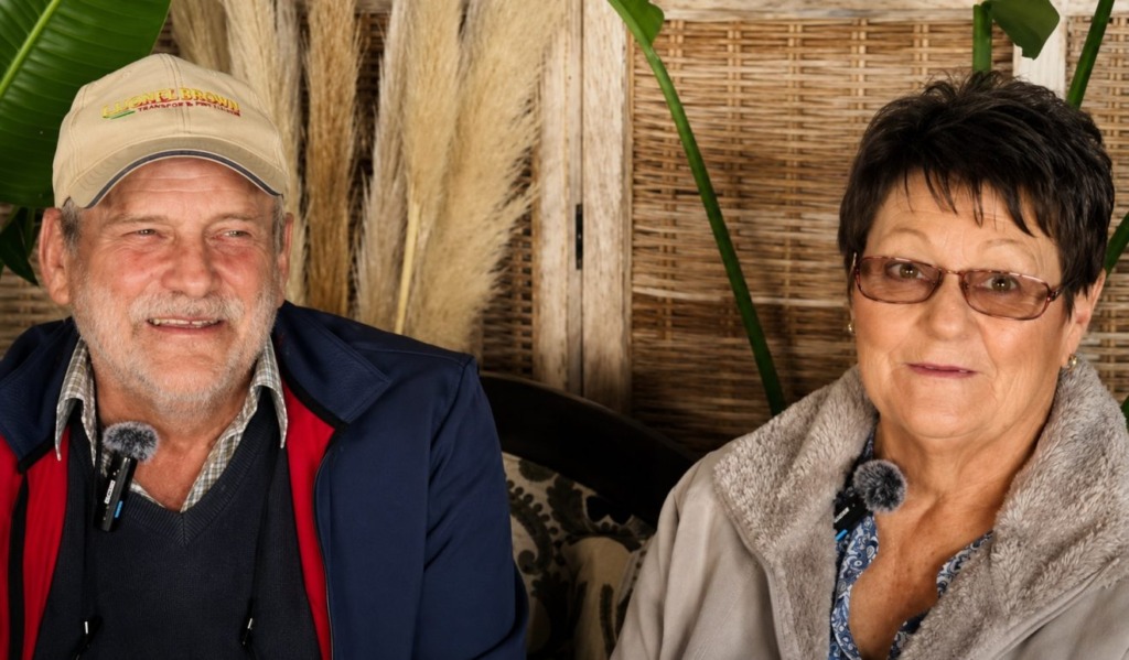 ’n Videogreep van ’n sosialemediaonderhoud vroeër vanjaar met Jacques Umans (links) en sy vrou, Marlene.